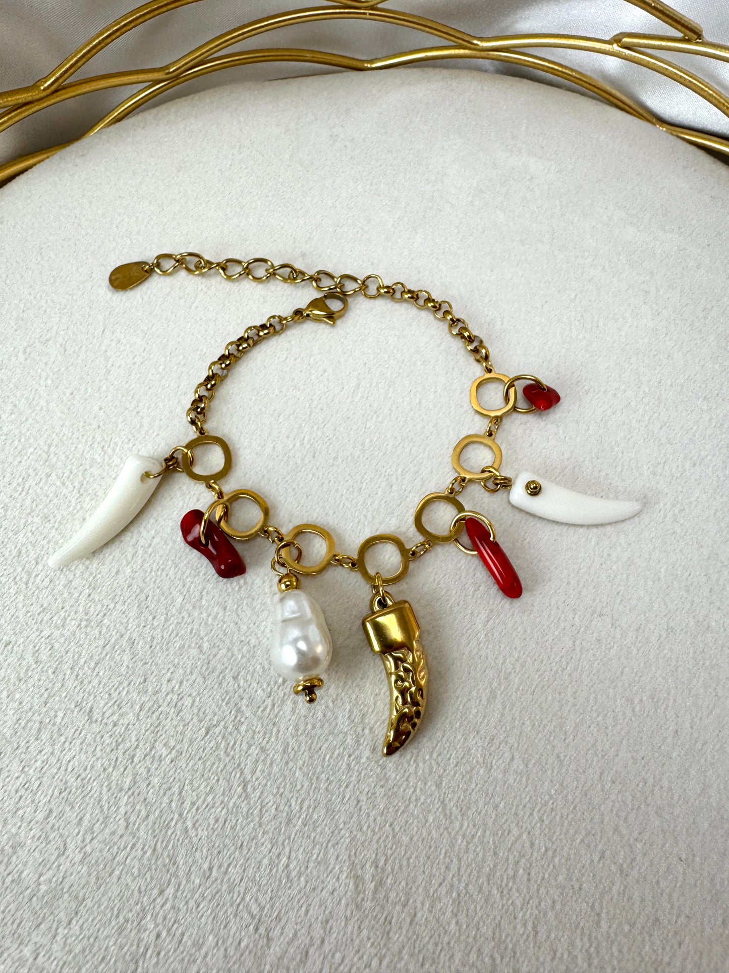 Bracciale con corni, perla e pasta di corallo