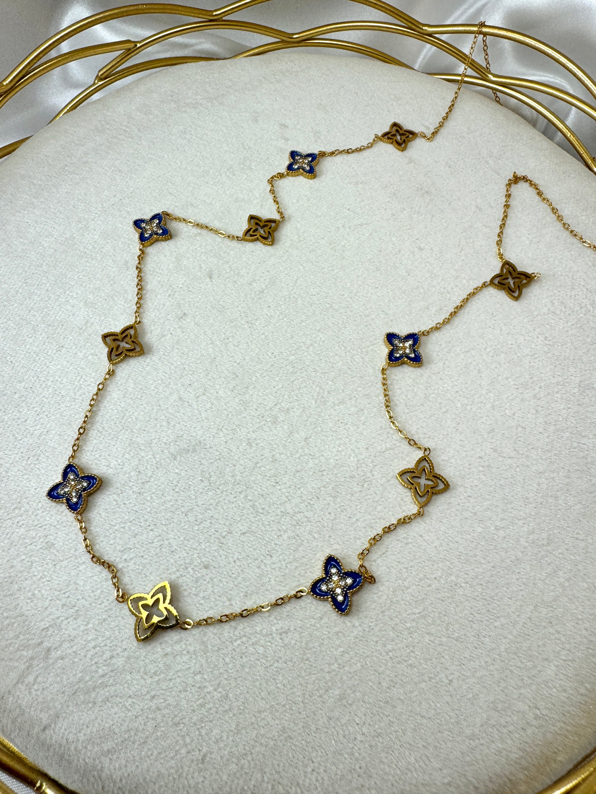 Collana lunga con fiori blu