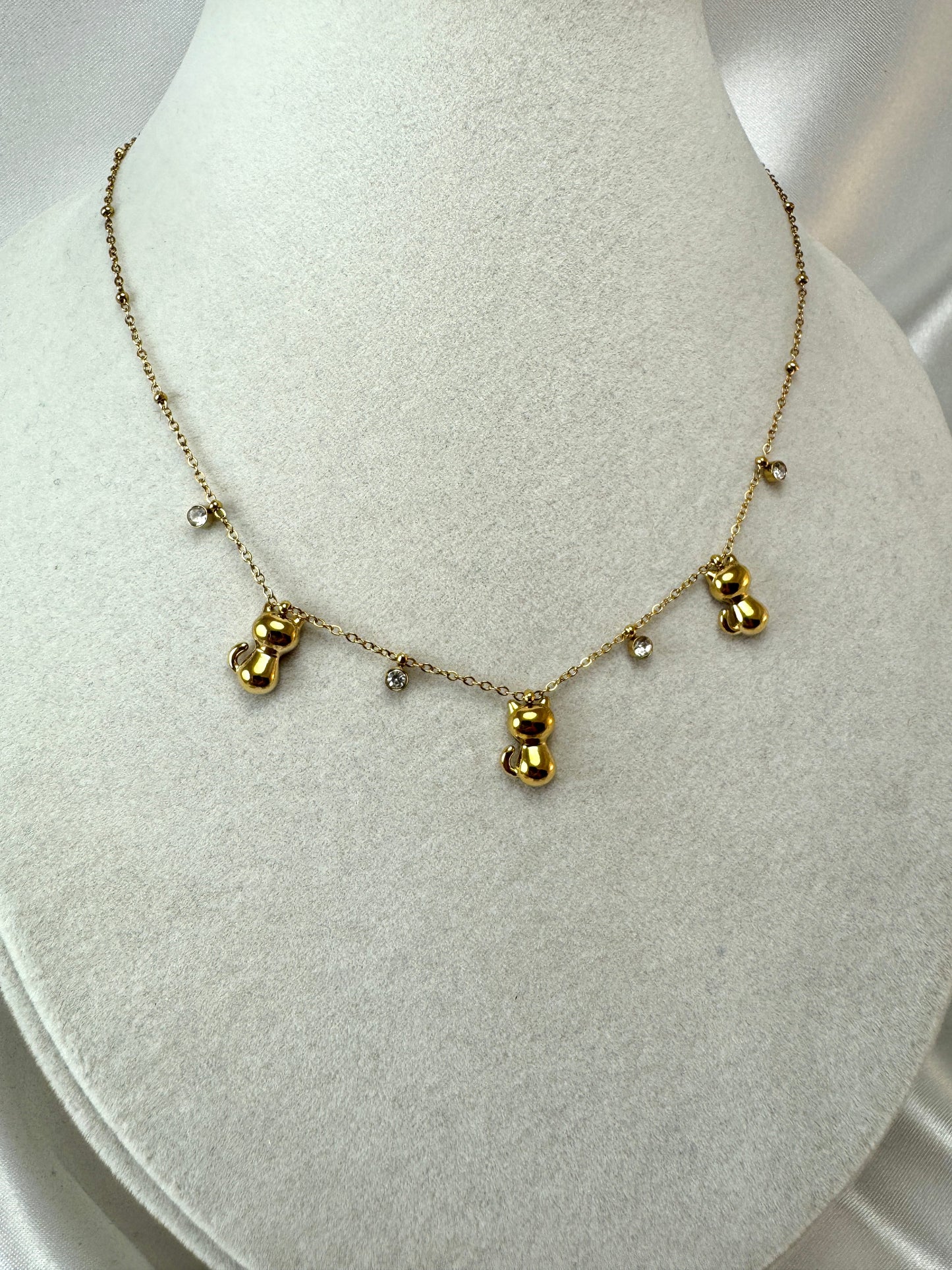 Collana con gatti e punti luce