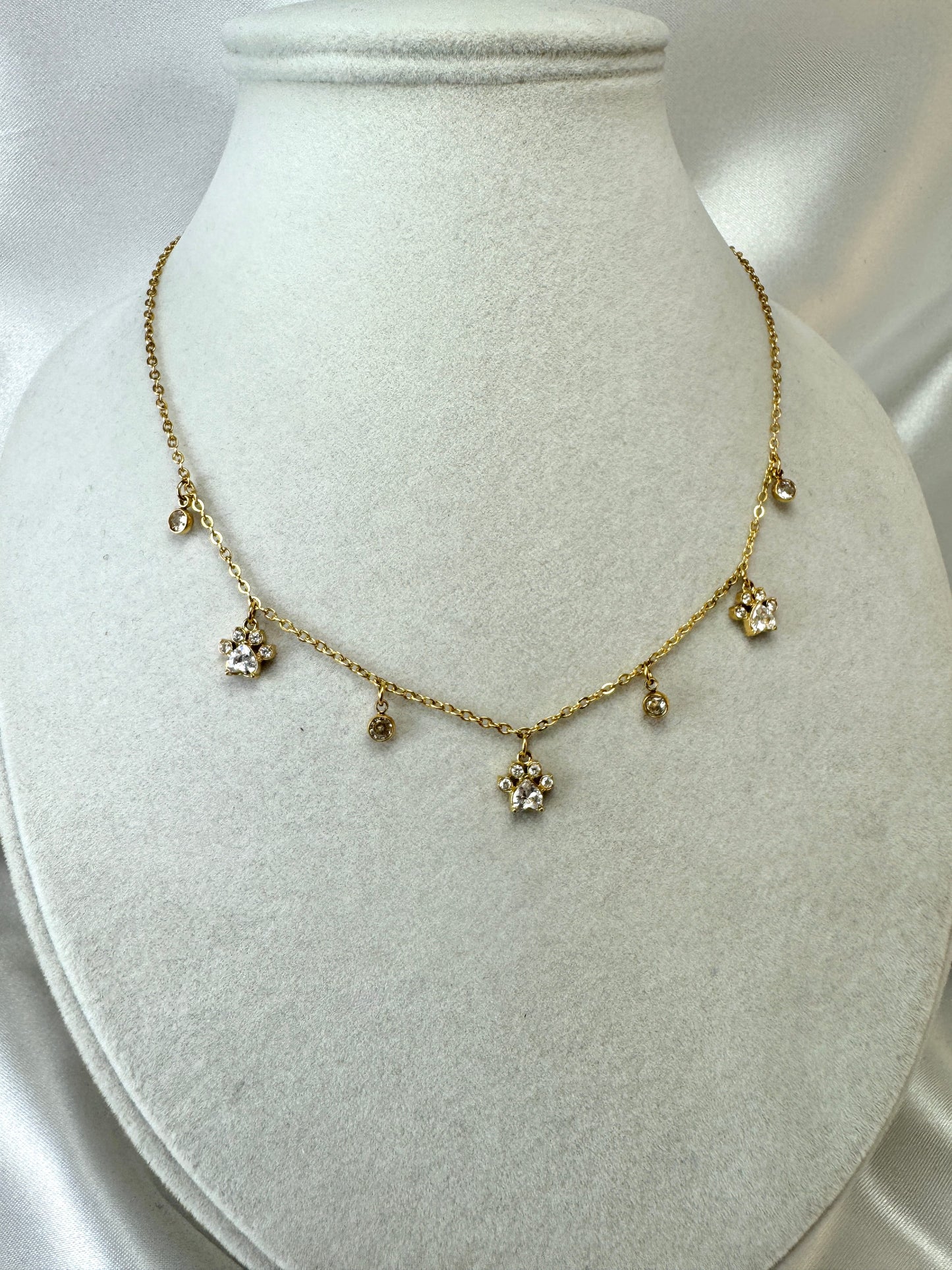 Collana con zampe e punti luce