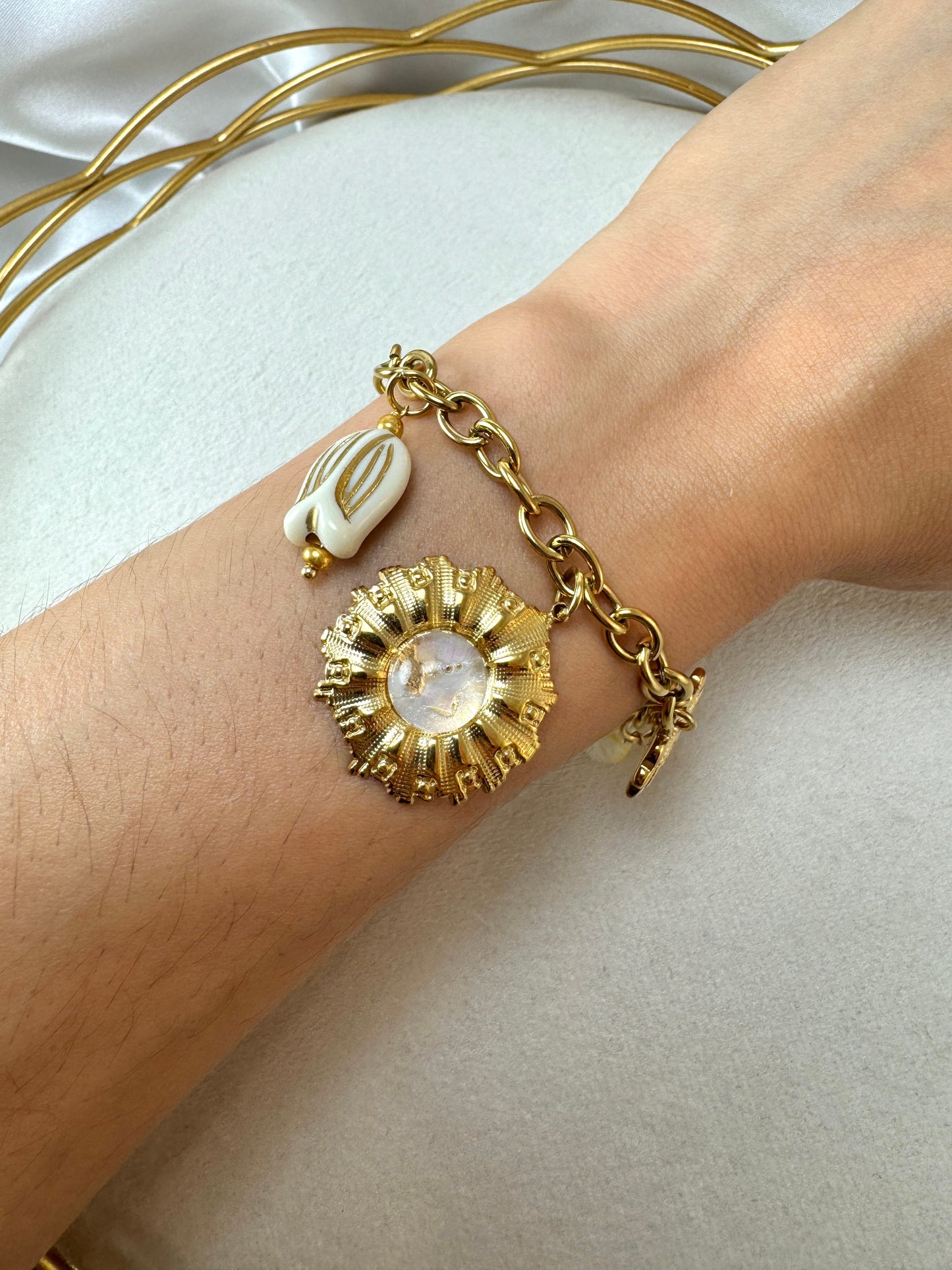 Collana con girasole iridescente, tulipano e ciondoli