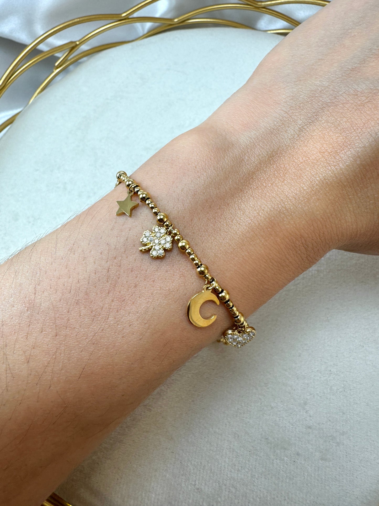 Bracciale con micro palline e ciondoli