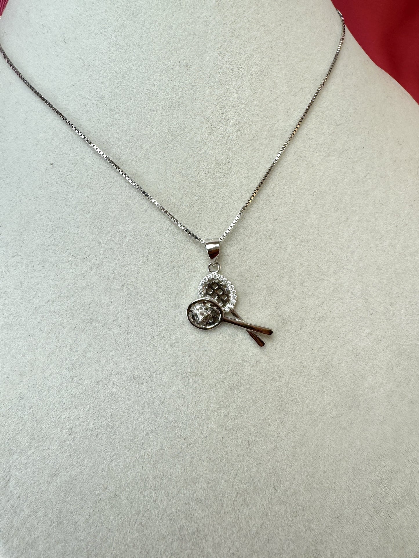 Collana con racchette da badminton