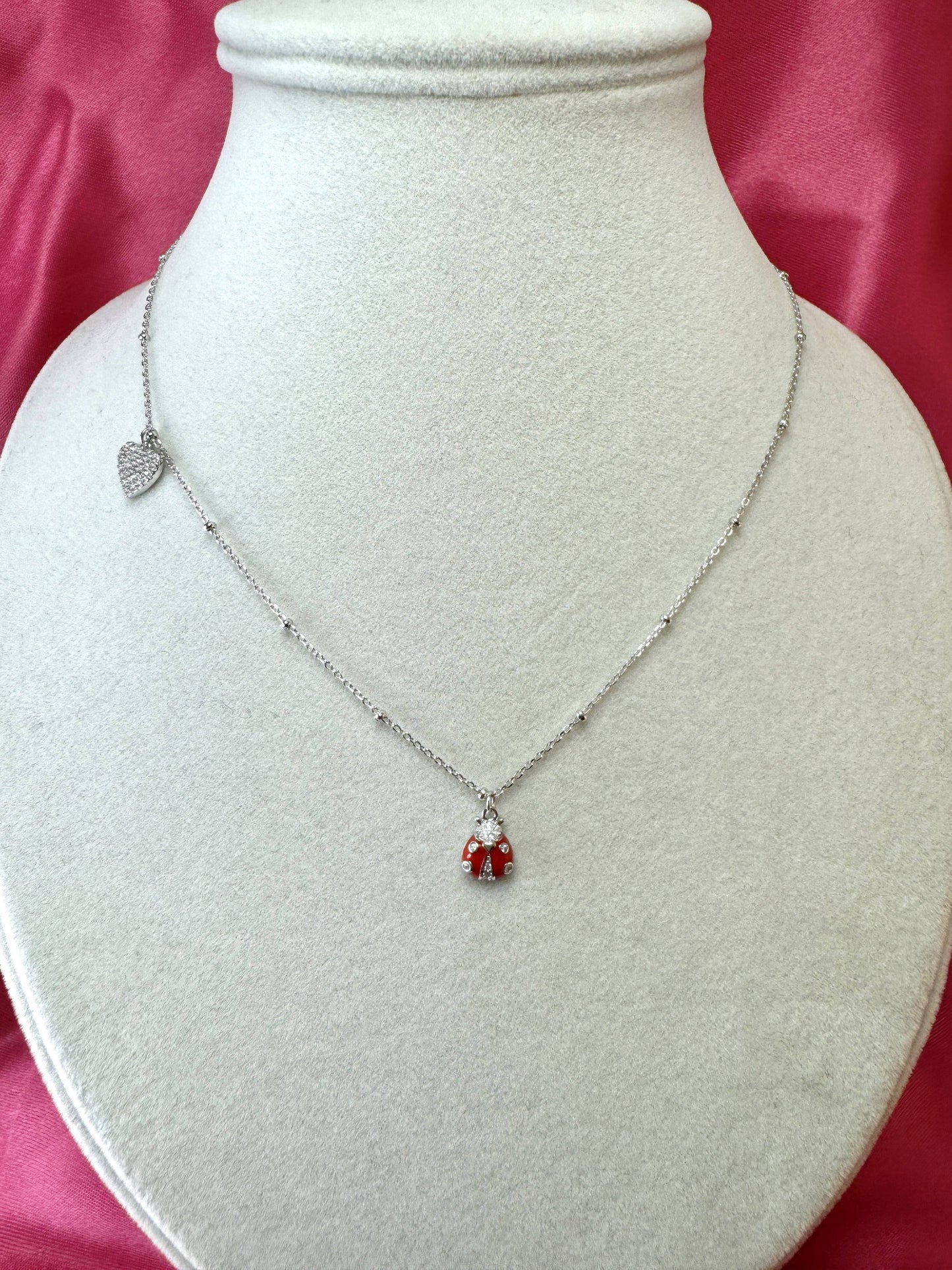 Collana con coccinella e cuore laterale