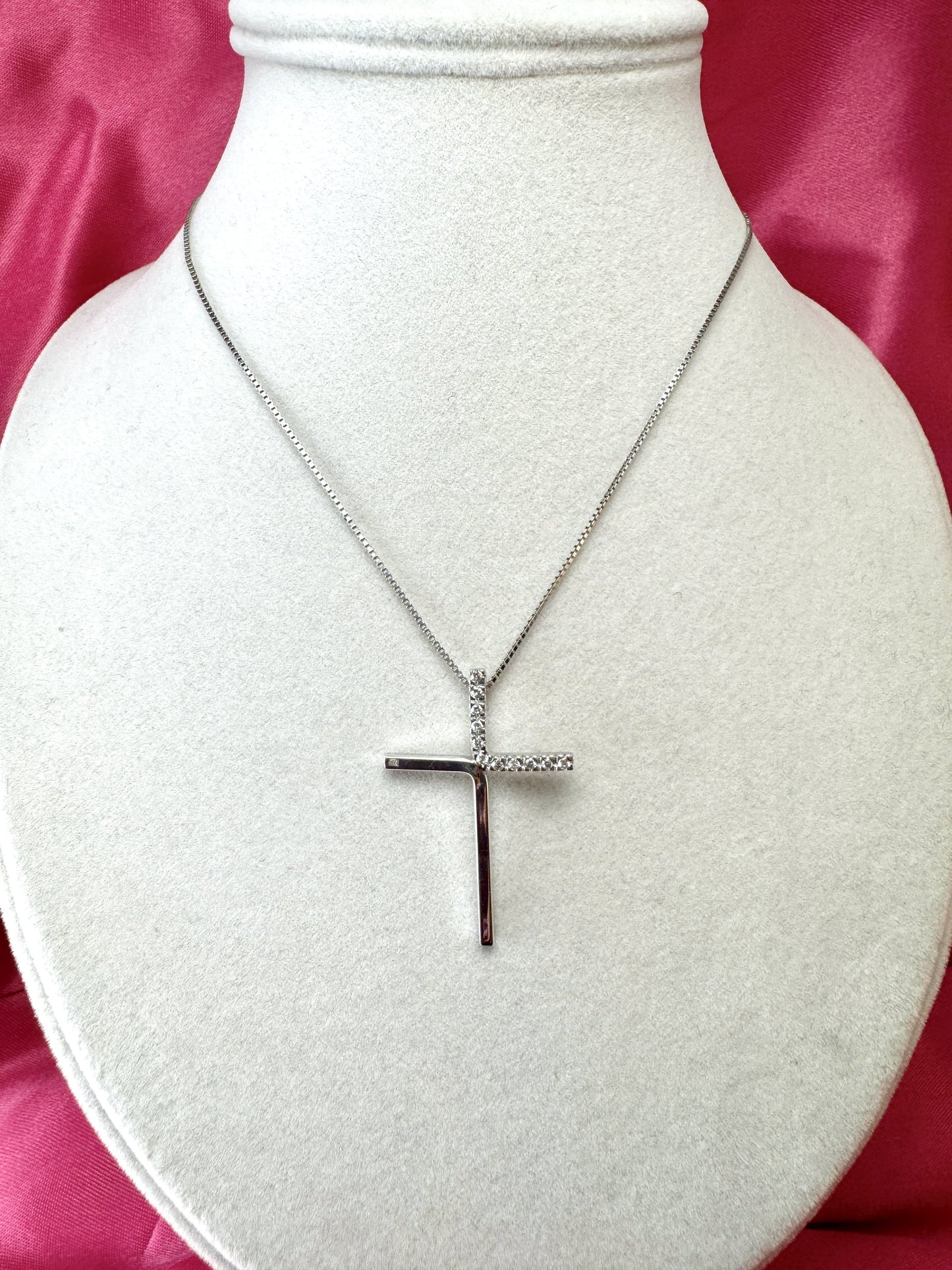 Collana con croce sottile e parte di zirconi