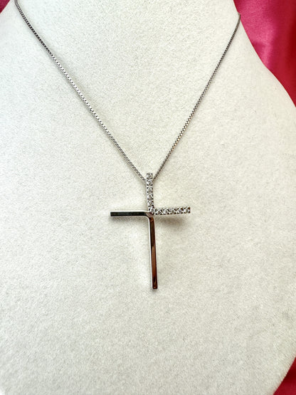 Collana con croce sottile e parte di zirconi