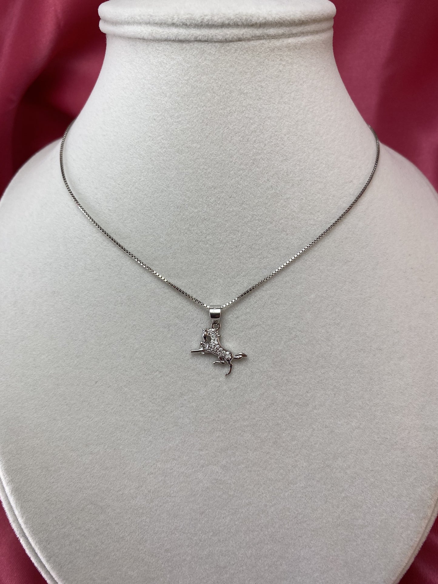 Collana con cavallo in corsa