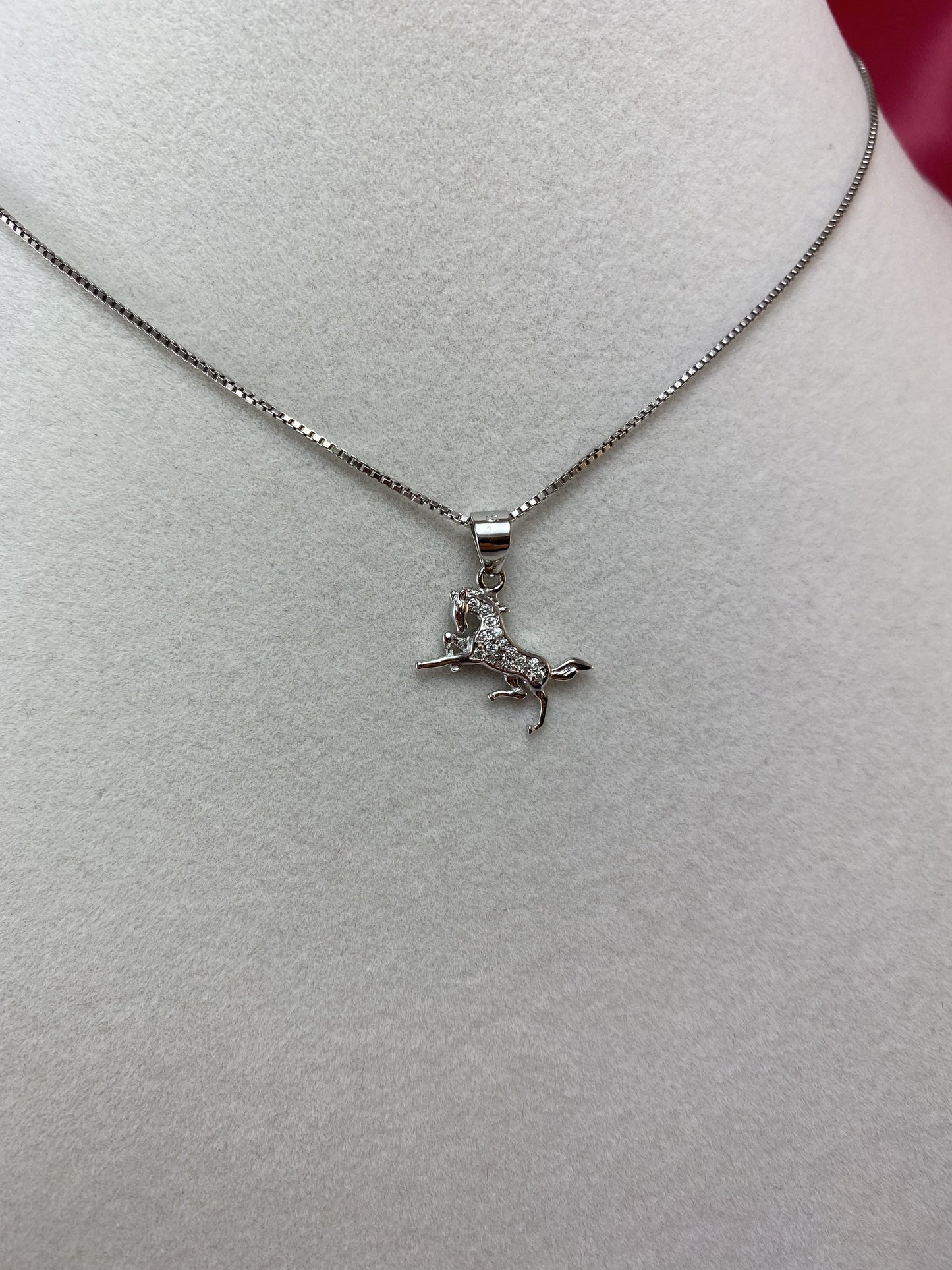 Collana con cavallo in corsa