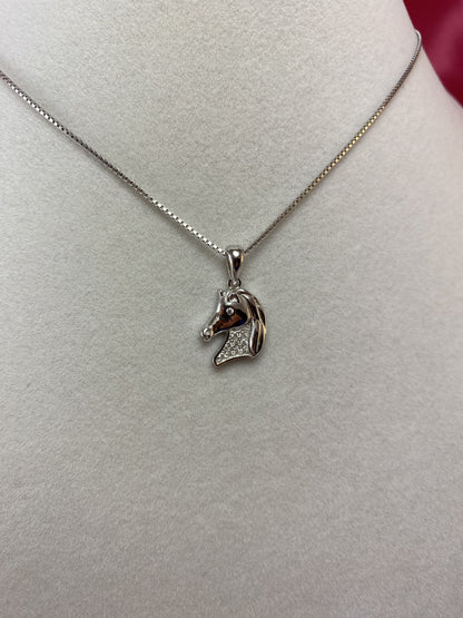 Collana con testa di cavallo