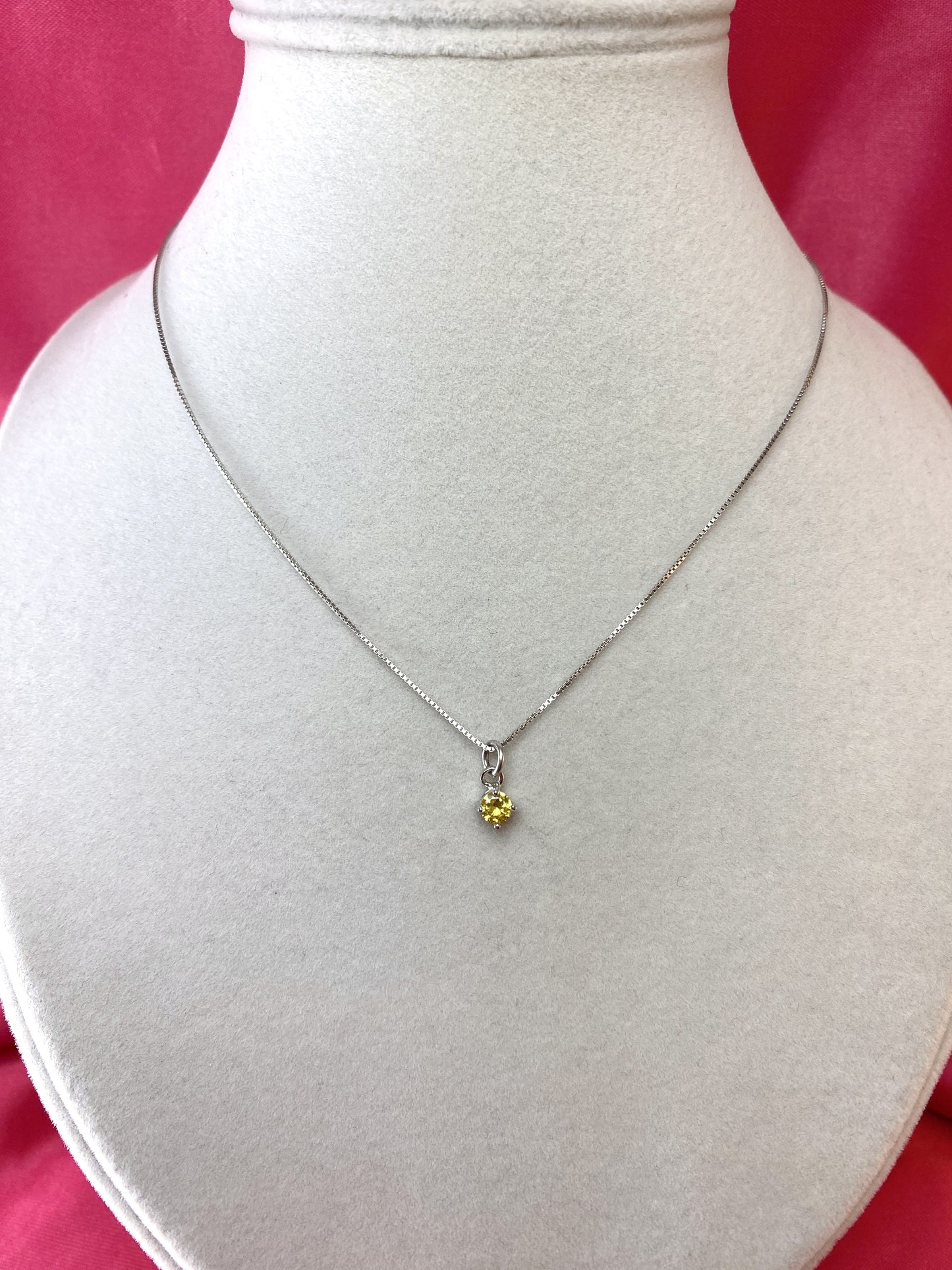 Collana con micro punto luce giallo