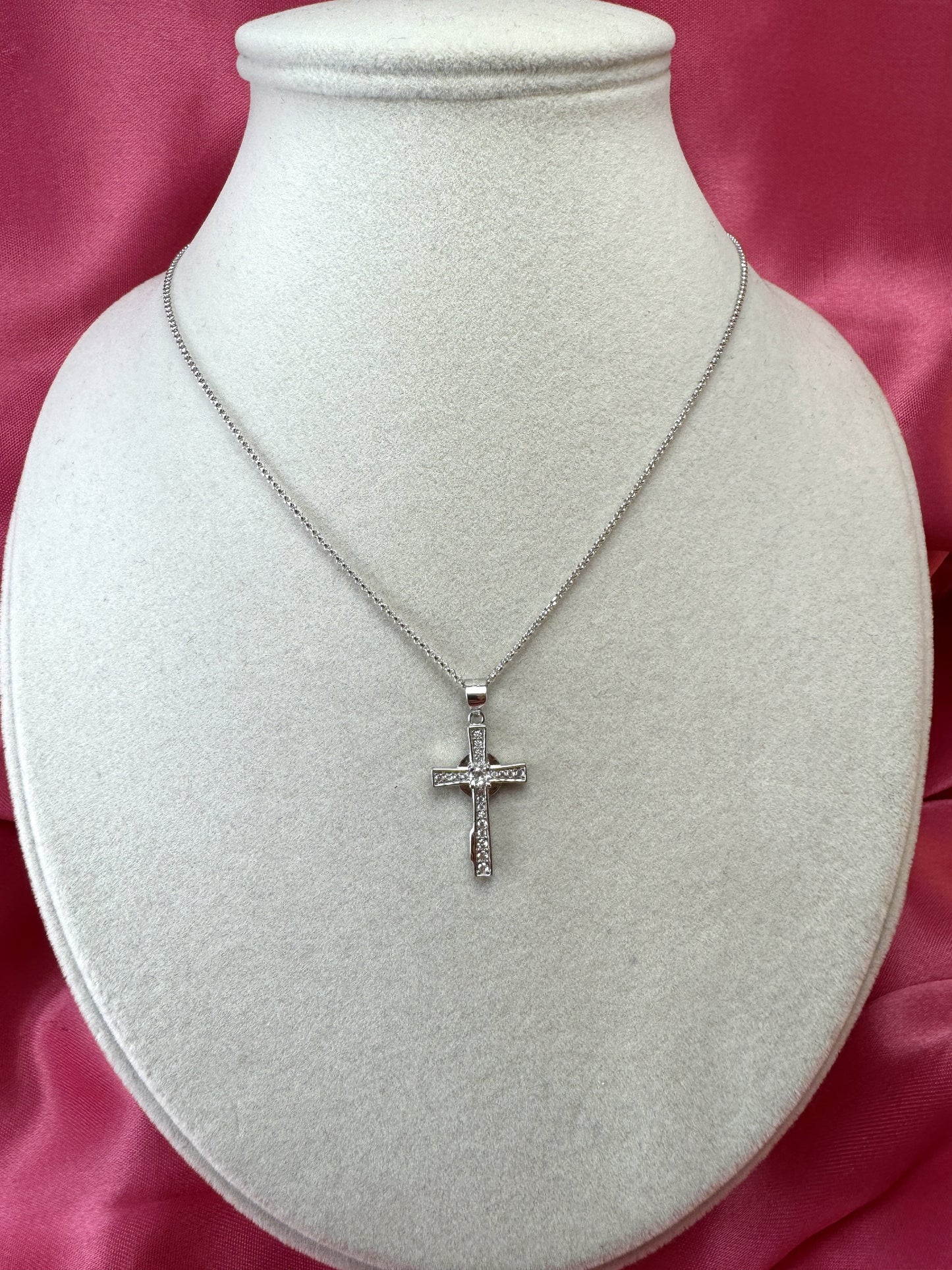 Collana con croce e punto luce centrale