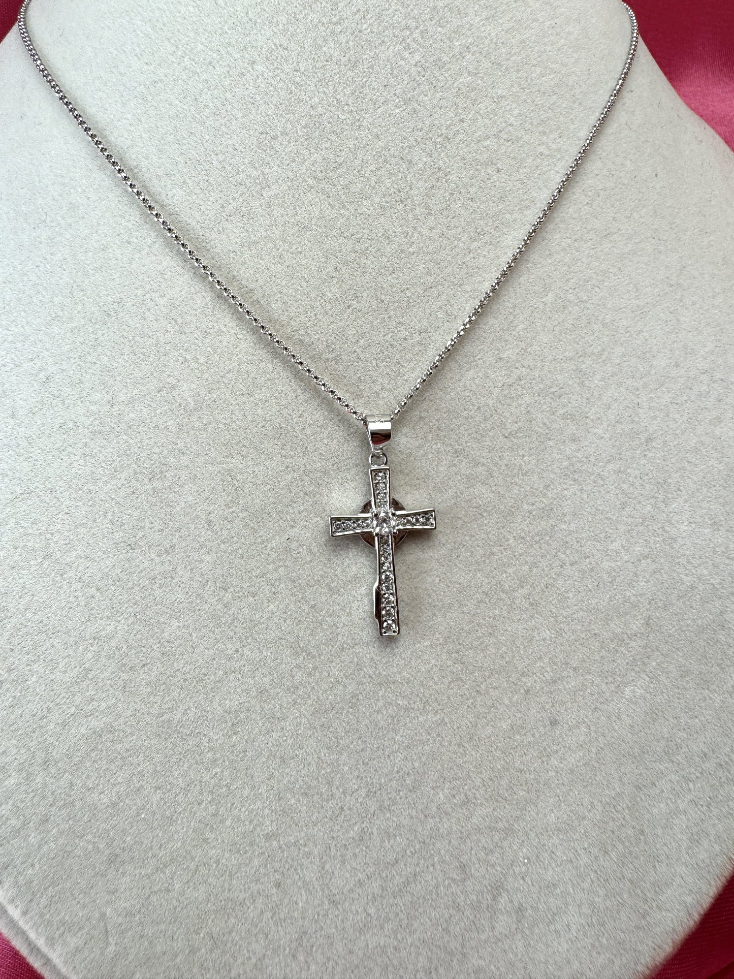 Collana con croce e punto luce centrale