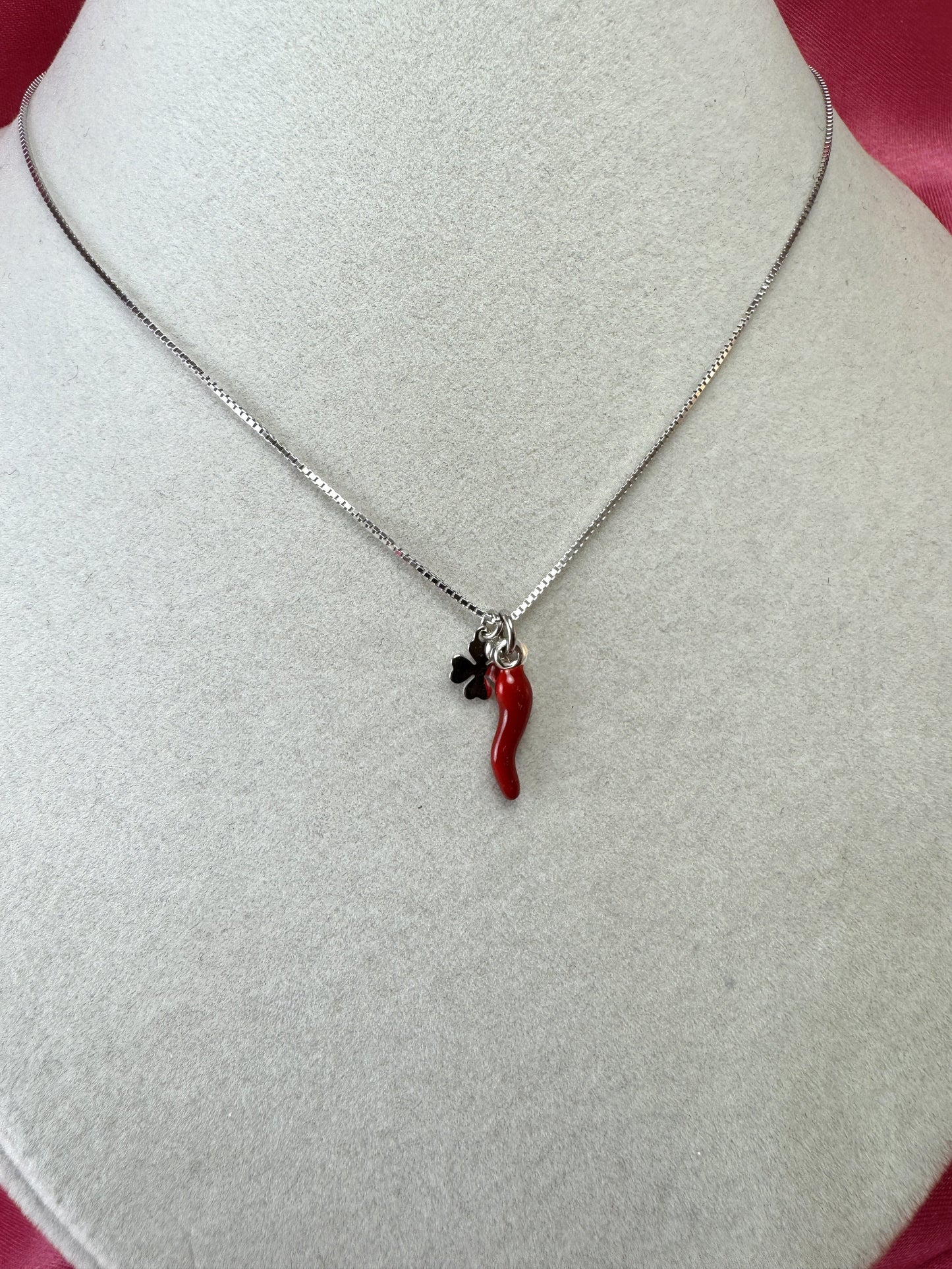 Collana con cornino e quadrifoglio