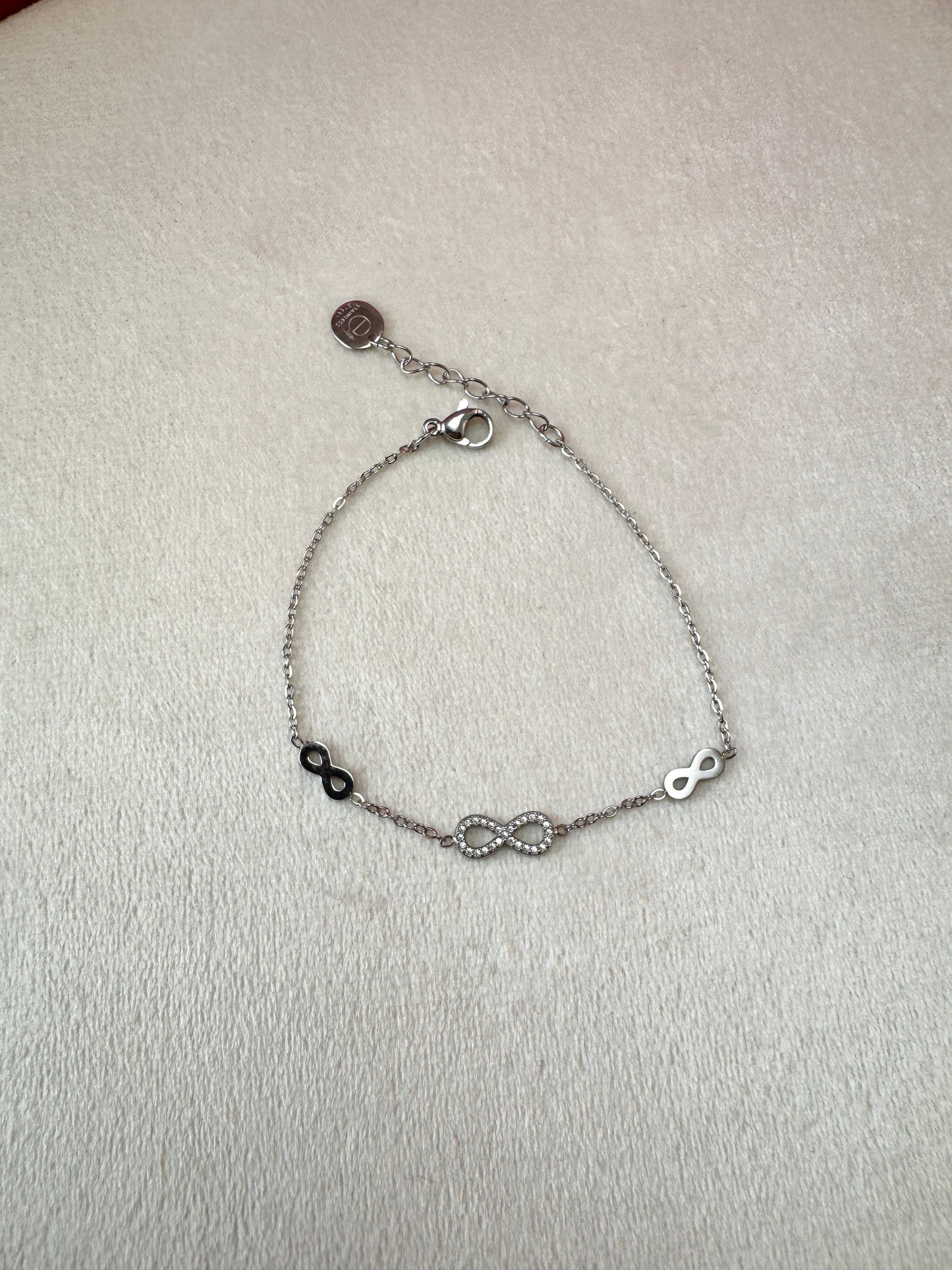 Bracciale sottile con infiniti