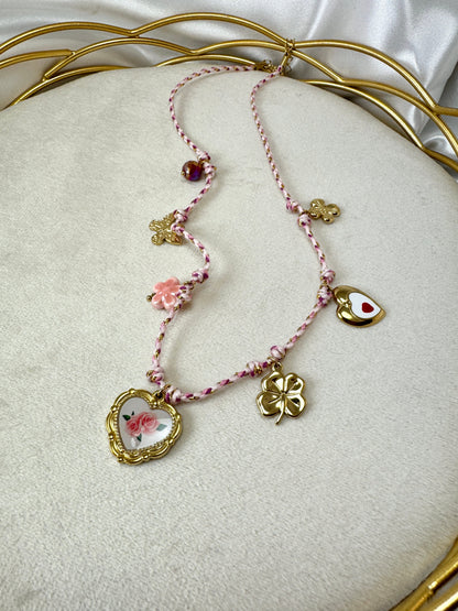 Collana con cordino e ciondoli floreali