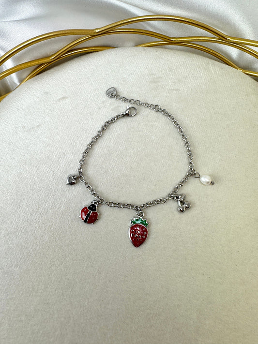 Bracciale con fragola, coccinella e ciondoli