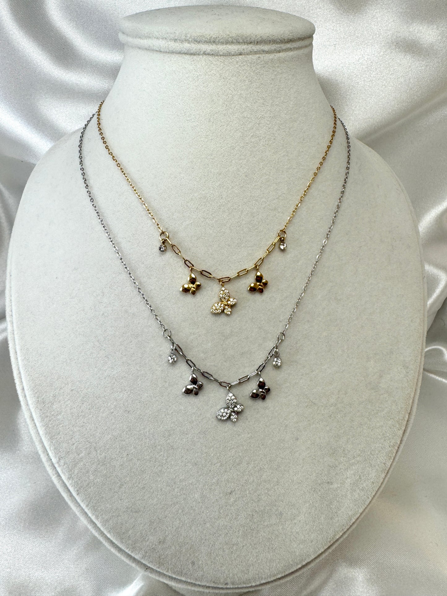 Collana con tre stelle e due punti luce