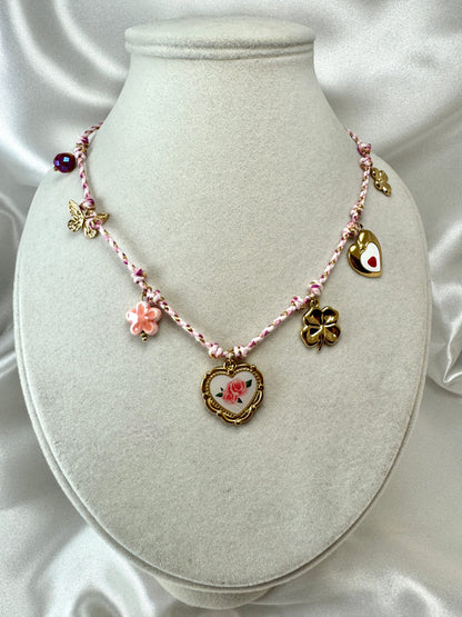 Collana con cordino e ciondoli floreali