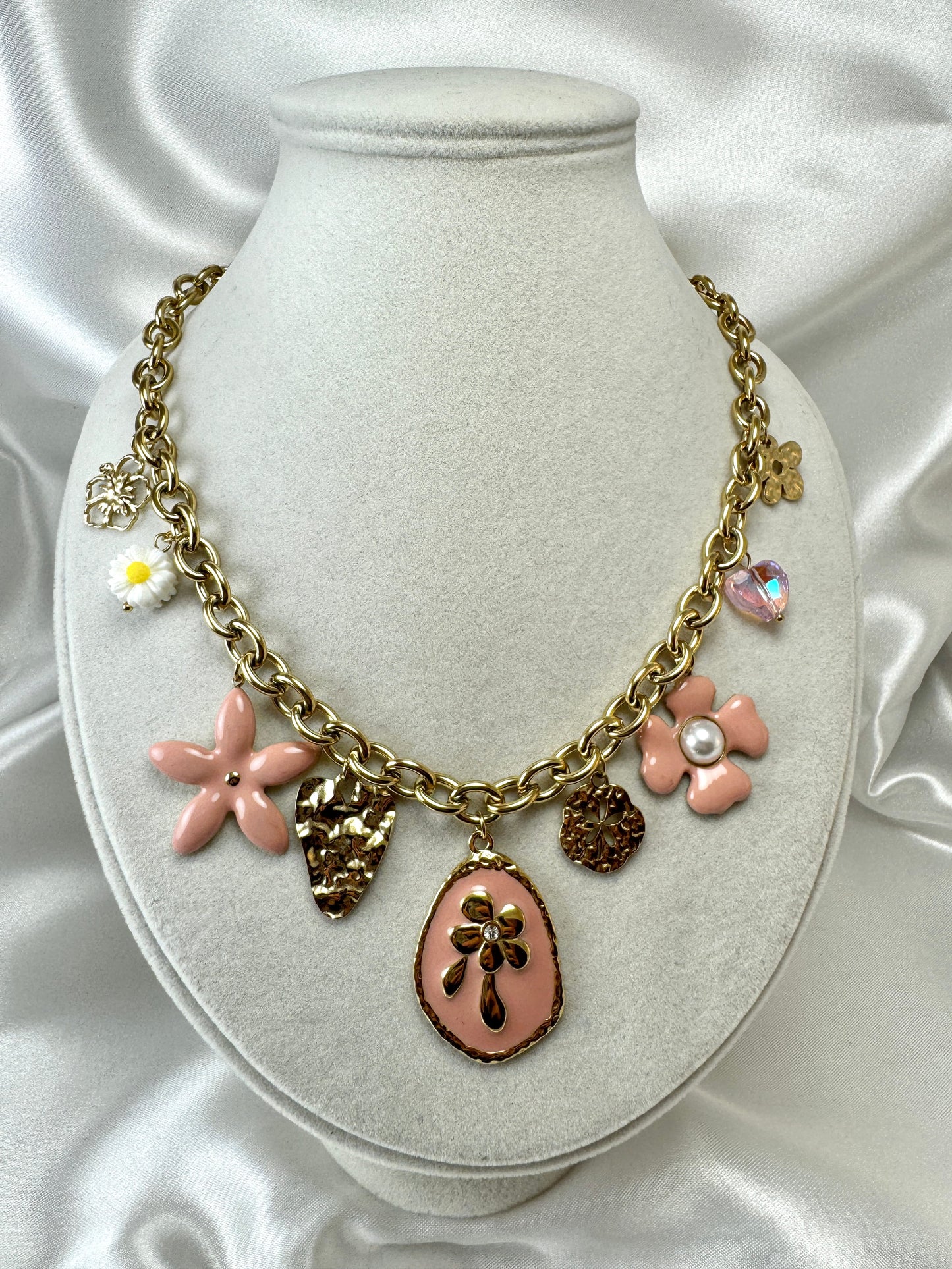 Collana a catena con ciondoli floreali smaltati