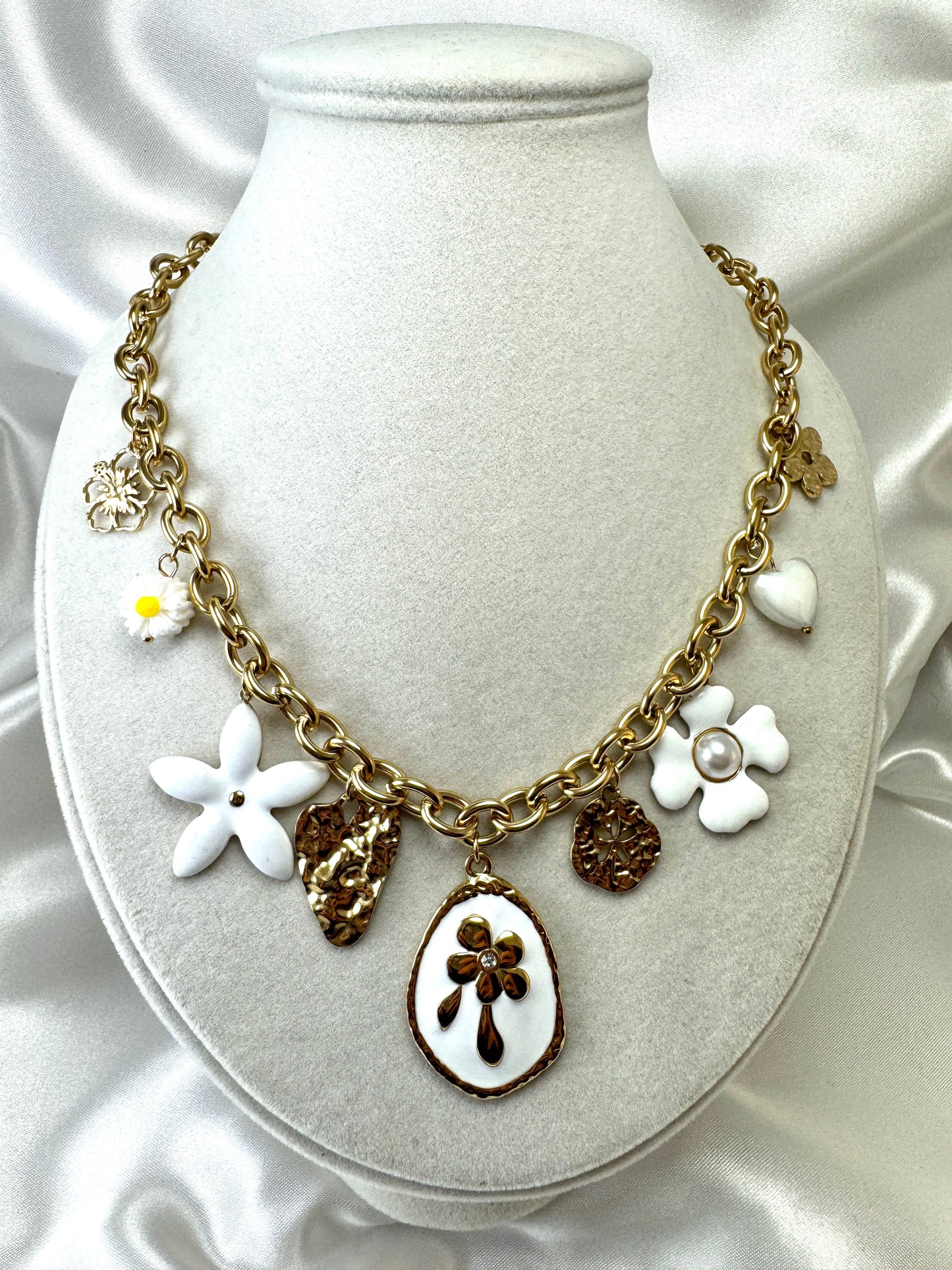 Collana a catena con ciondoli floreali smaltati