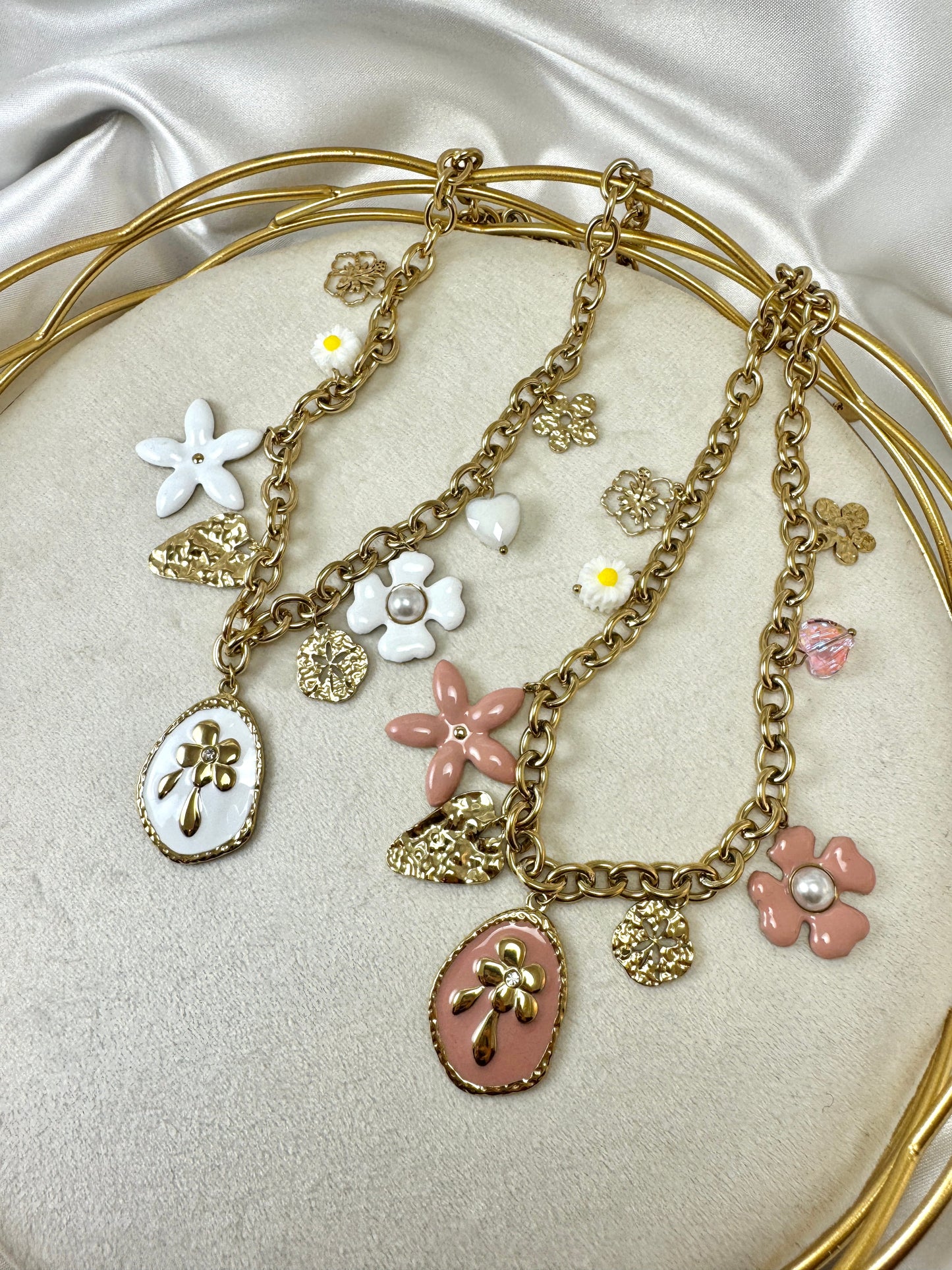 Collana a catena con ciondoli floreali smaltati