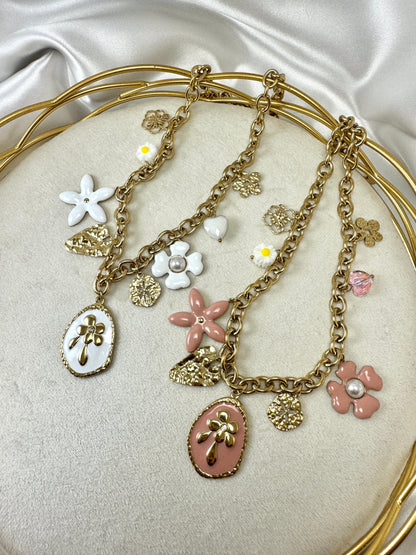 Collana a catena con ciondoli floreali smaltati