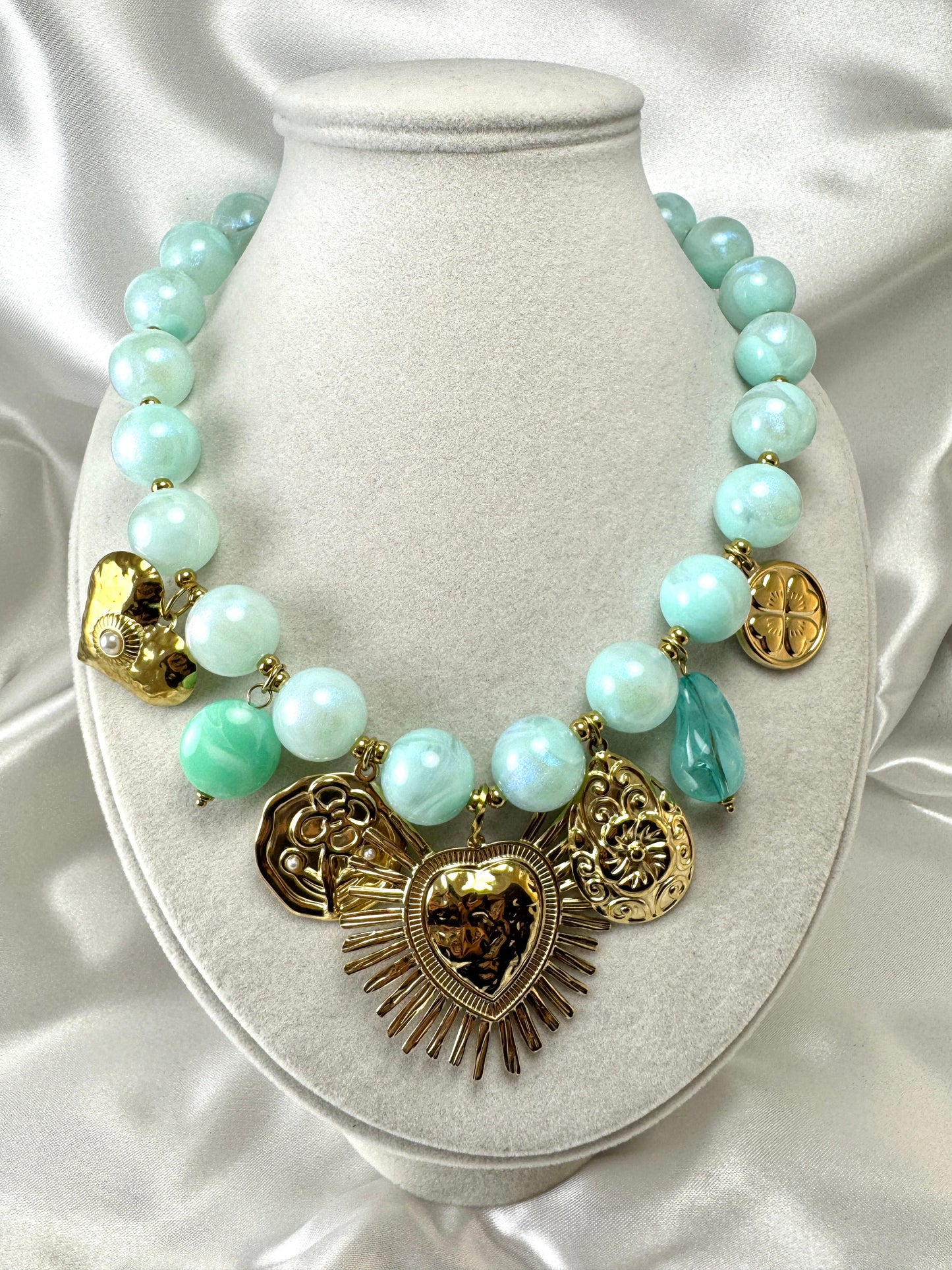 Collane con sfere iridescenti e ciondoli