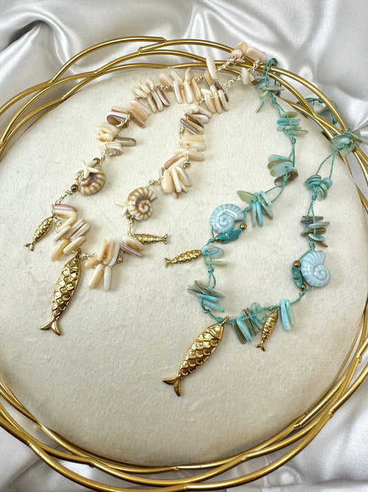 Collana con chips di madreperla e pesci