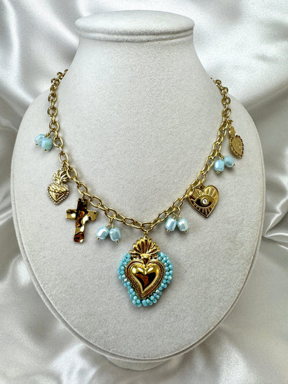Collana con cuore sacro colorato e ciondoli