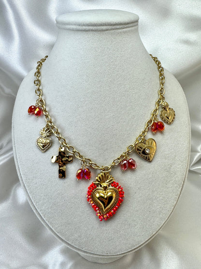Collana con cuore sacro colorato e ciondoli
