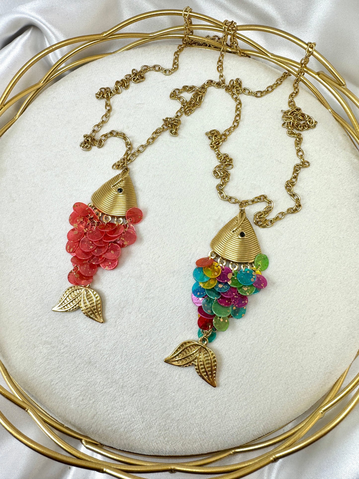 Collana lunga con pesce a scaglie
