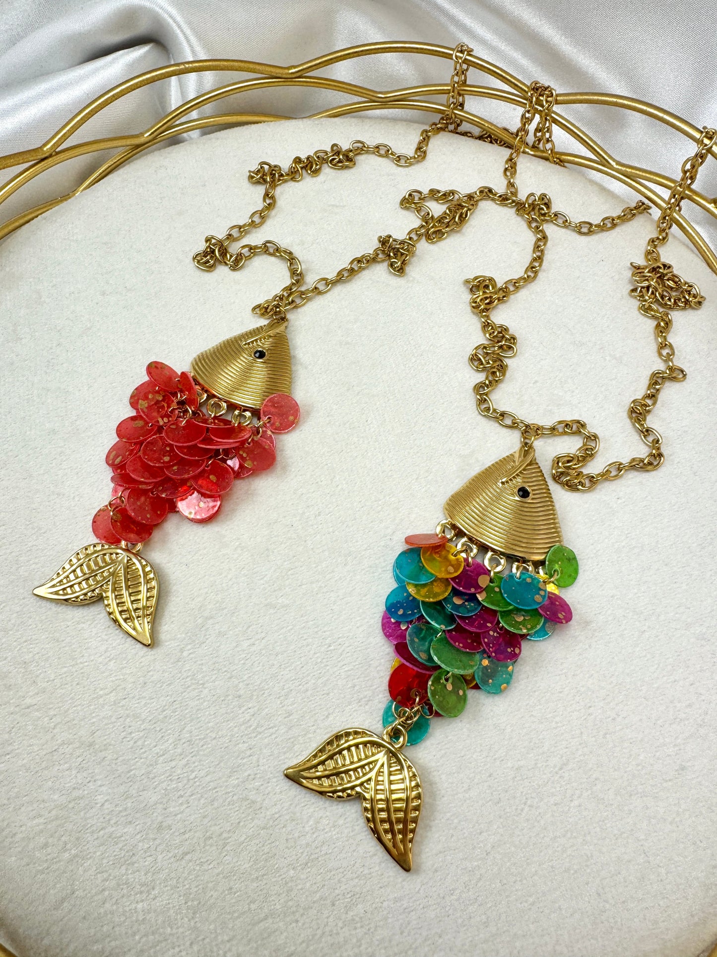 Collana lunga con pesce a scaglie