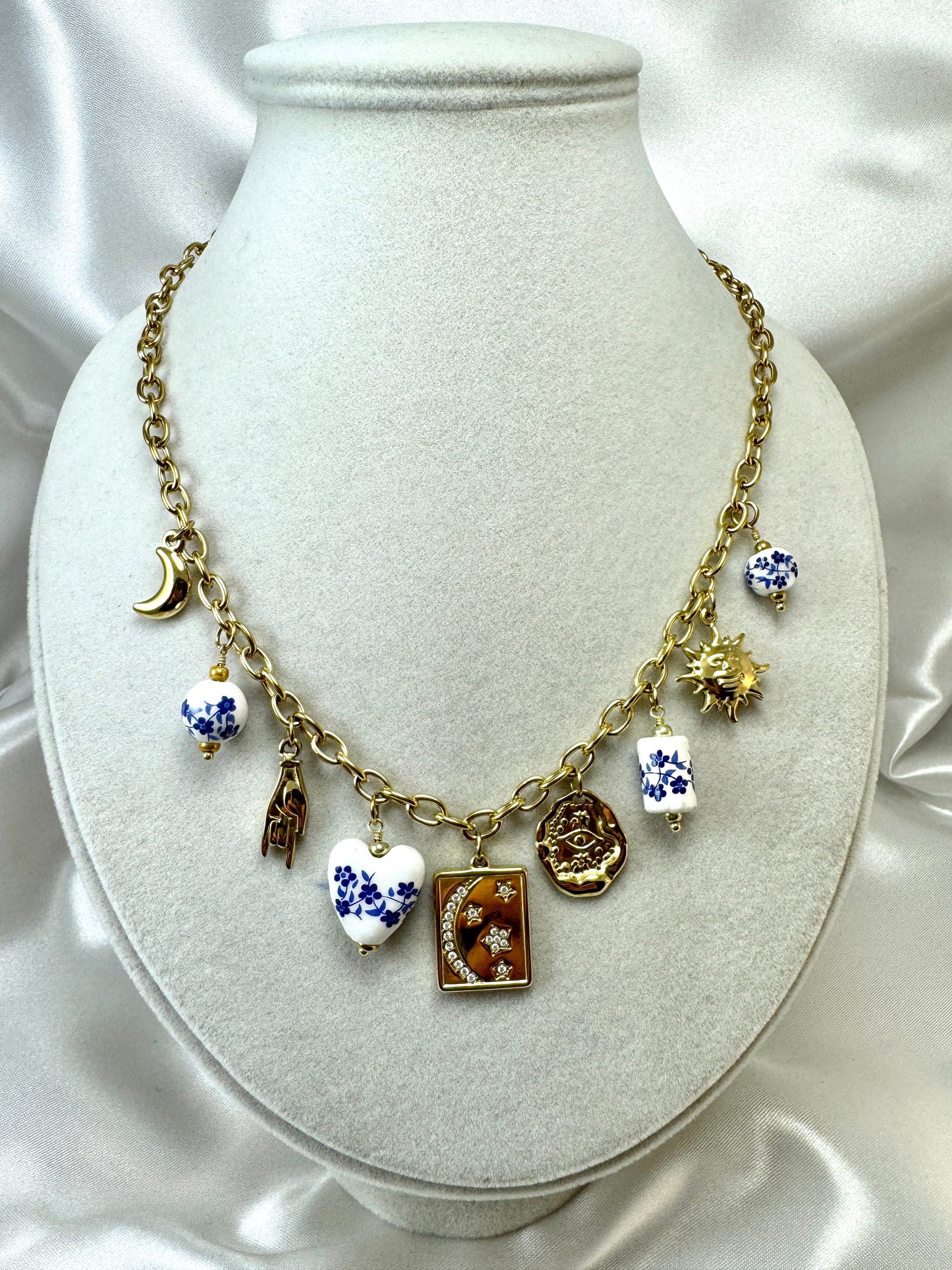 Collana con ciondoli fiori blu disegnati