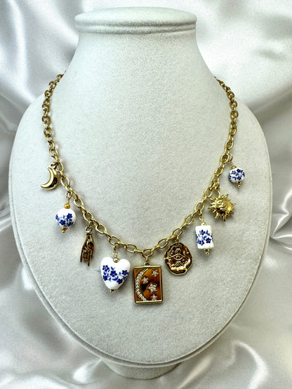 Collana con ciondoli fiori blu disegnati