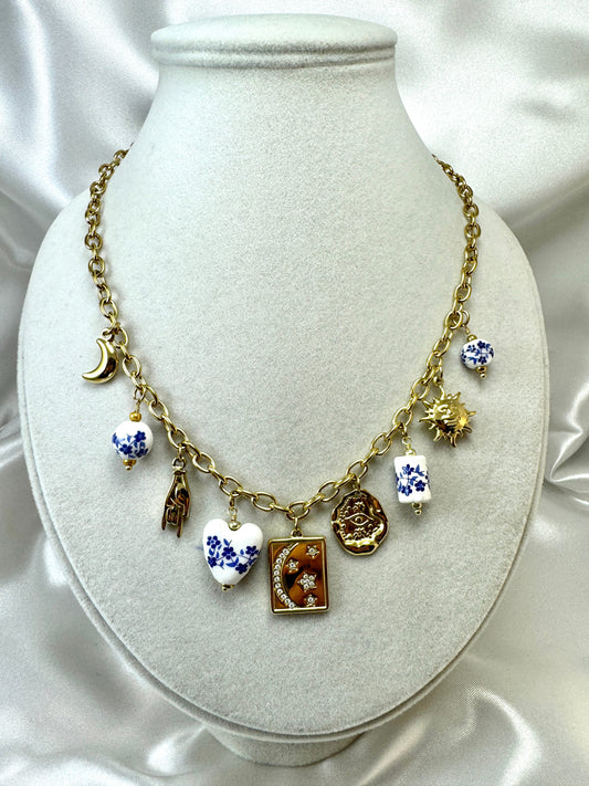 Collana con ciondoli fiori blu disegnati