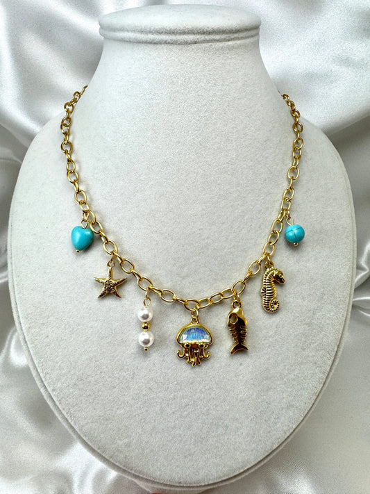 Collana con medusa e ciondoli