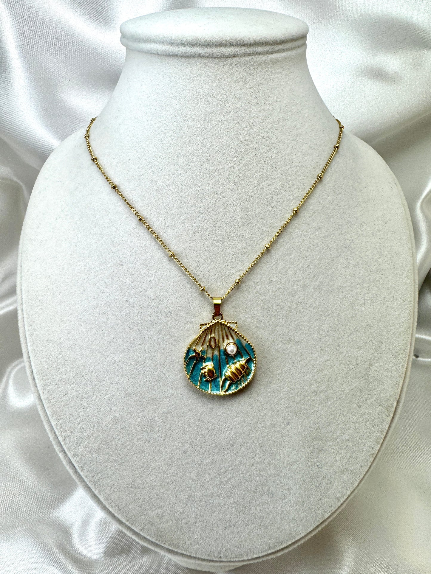Collana con conchiglia azzurra