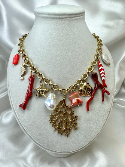 Collana con coralli e ciondoli