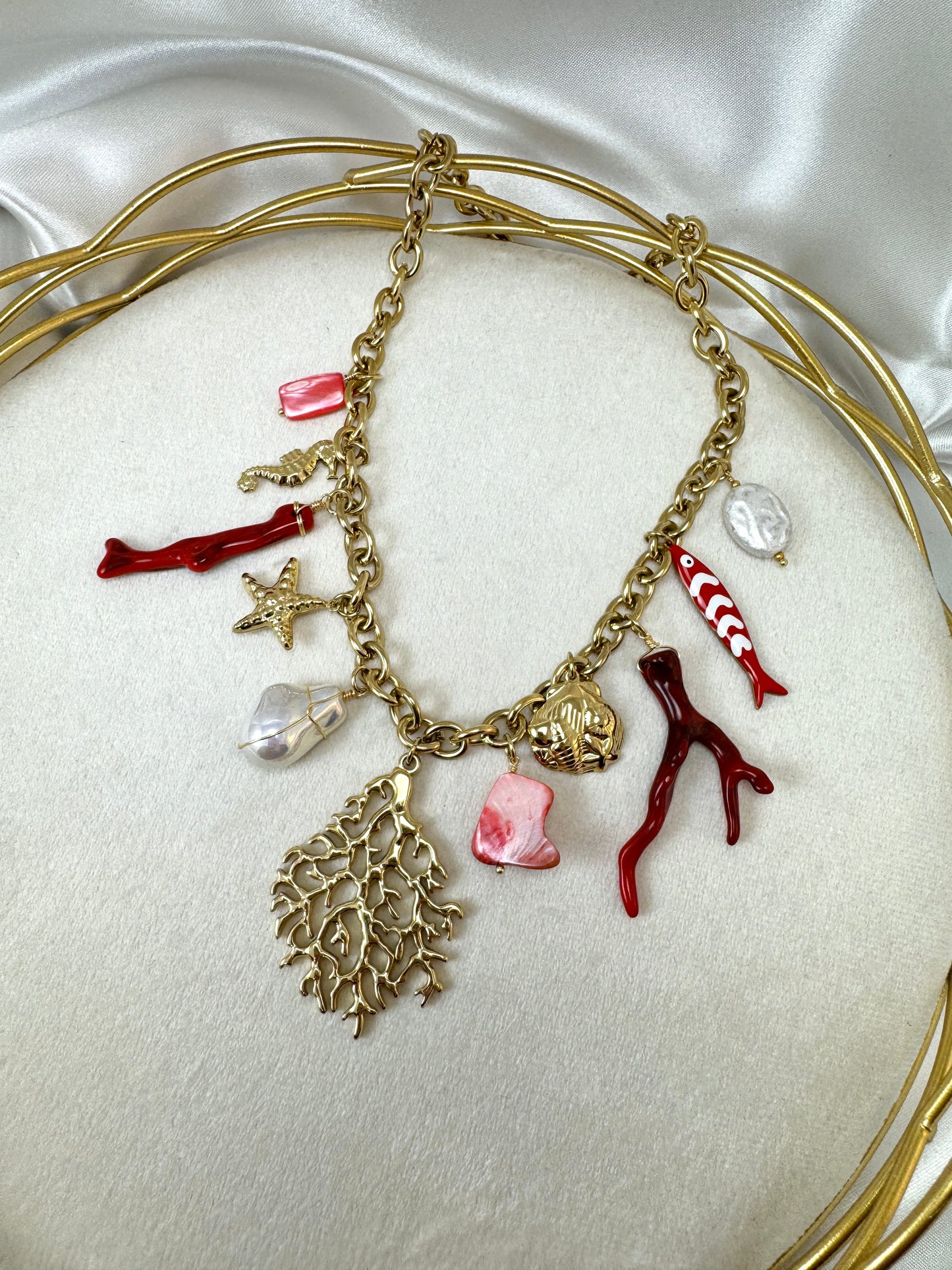 Collana con coralli e ciondoli