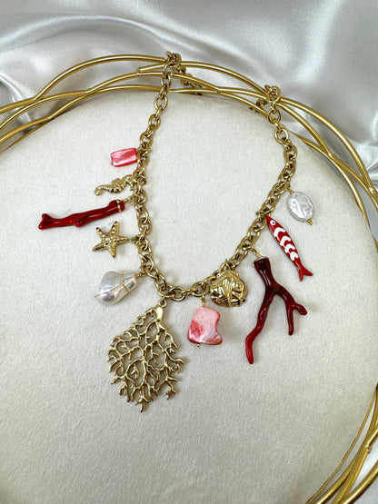 Collana con coralli e ciondoli