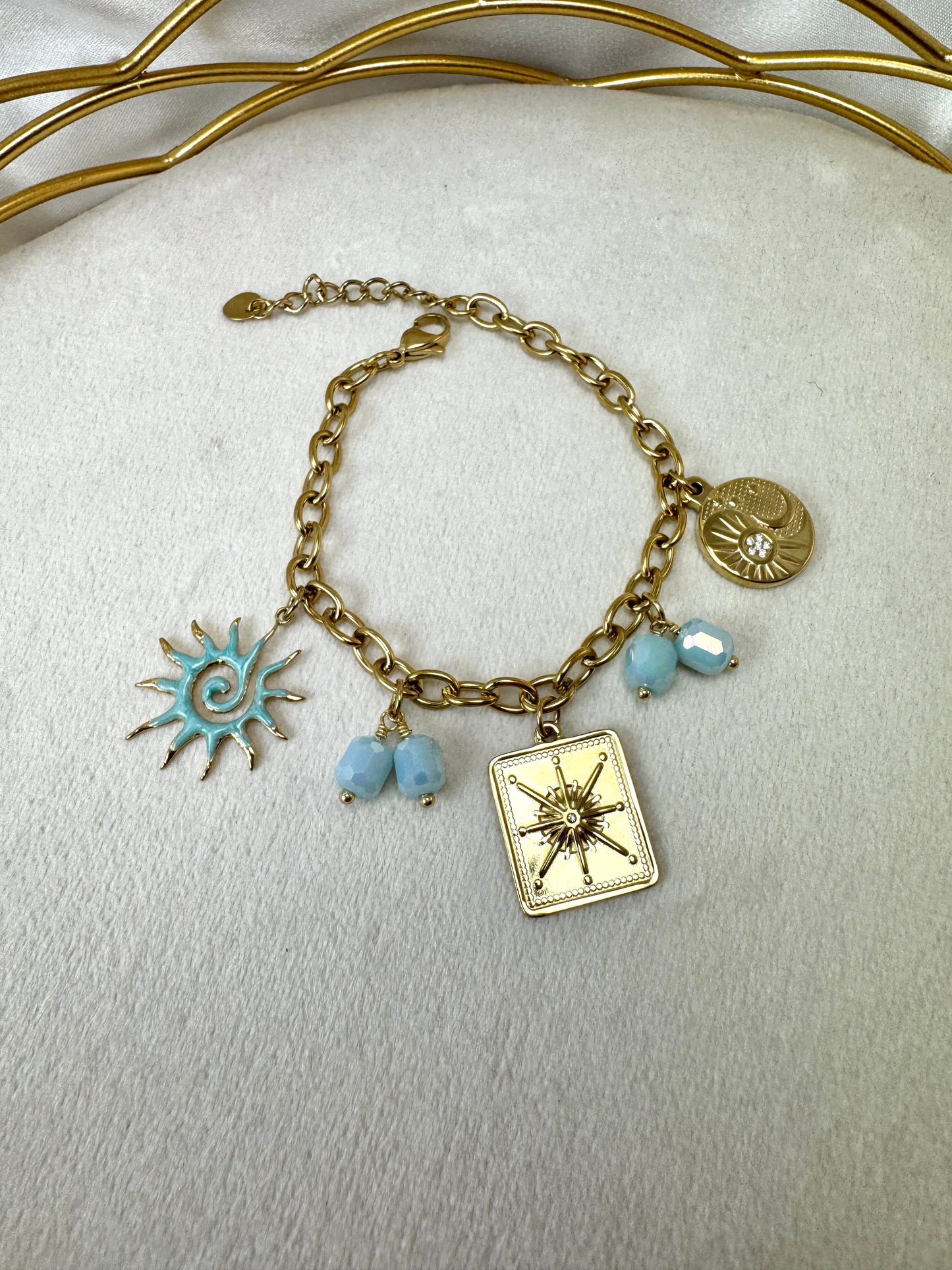 Bracciale con sole smaltato e ciondoli