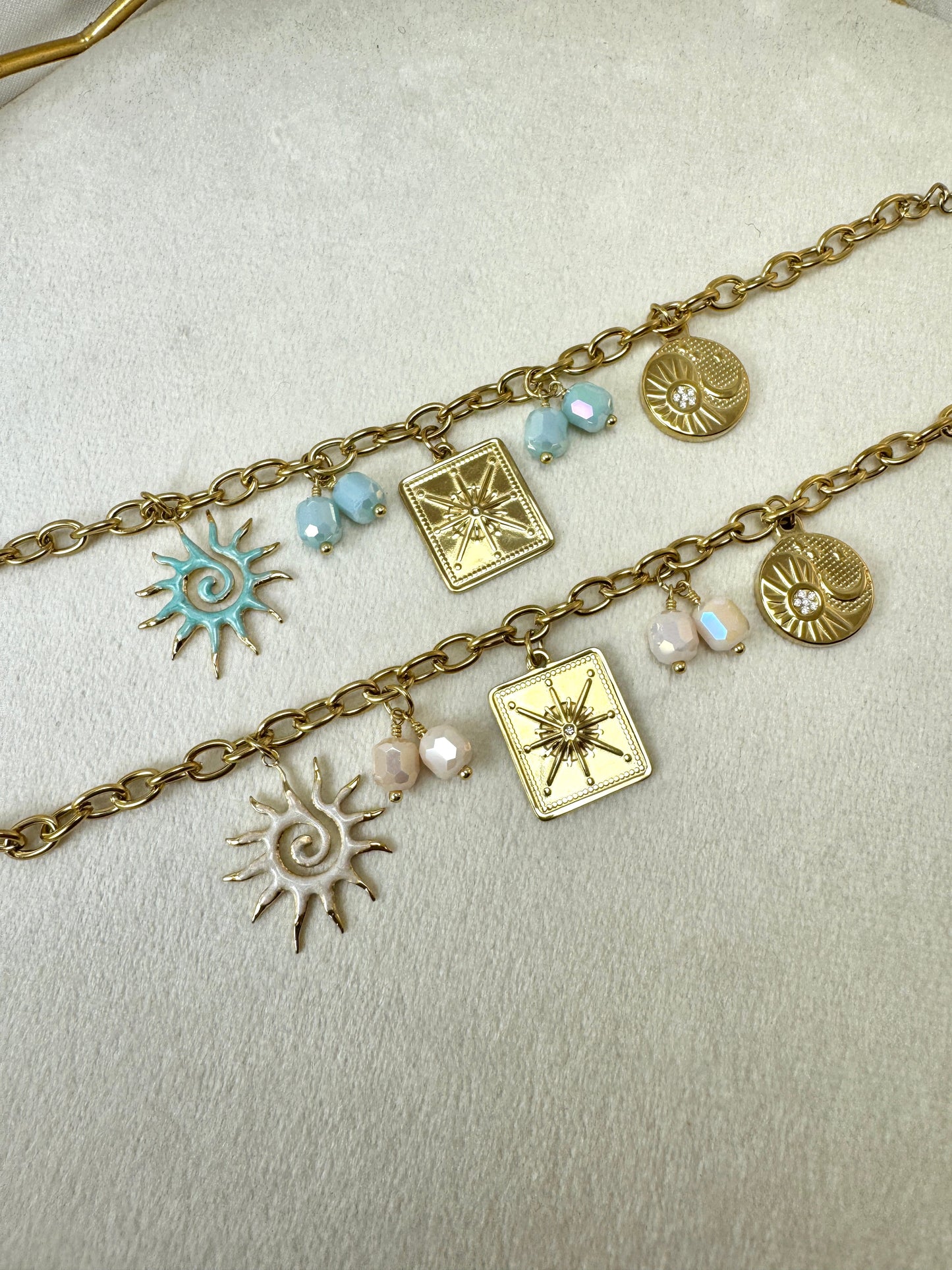 Bracciale con sole smaltato e ciondoli