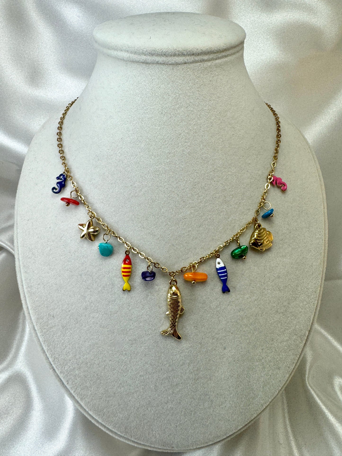 Collana con pesci e pietrine pendenti