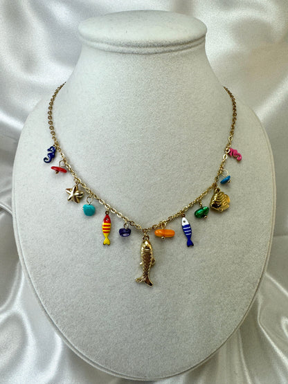 Collana con pesci e pietrine pendenti
