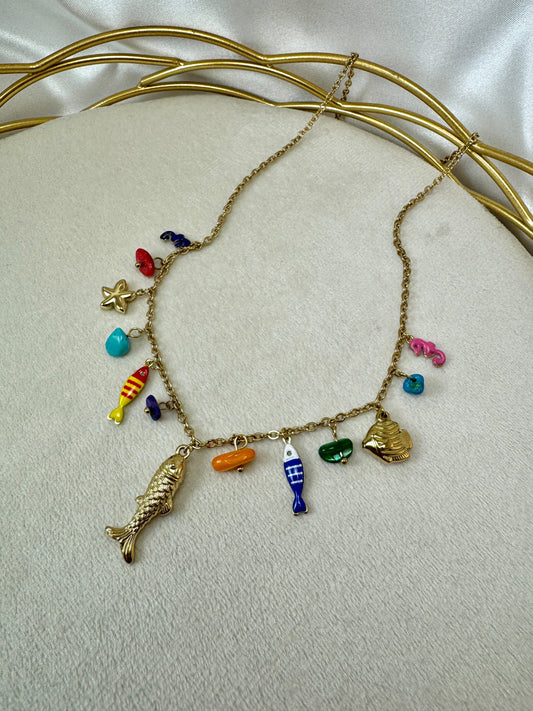 Collana con pesci e pietrine pendenti