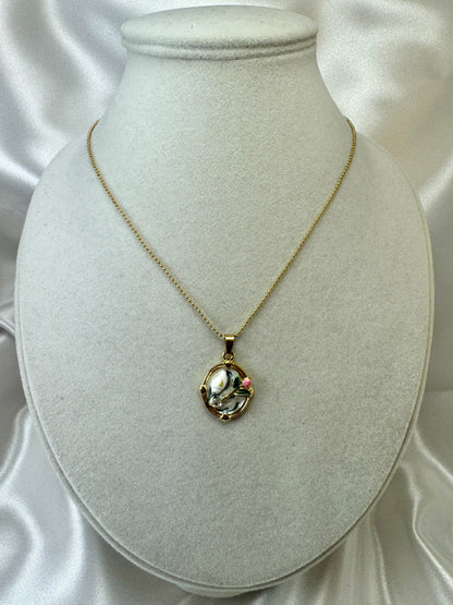 Collana con rosa, conchiglia e punto luce