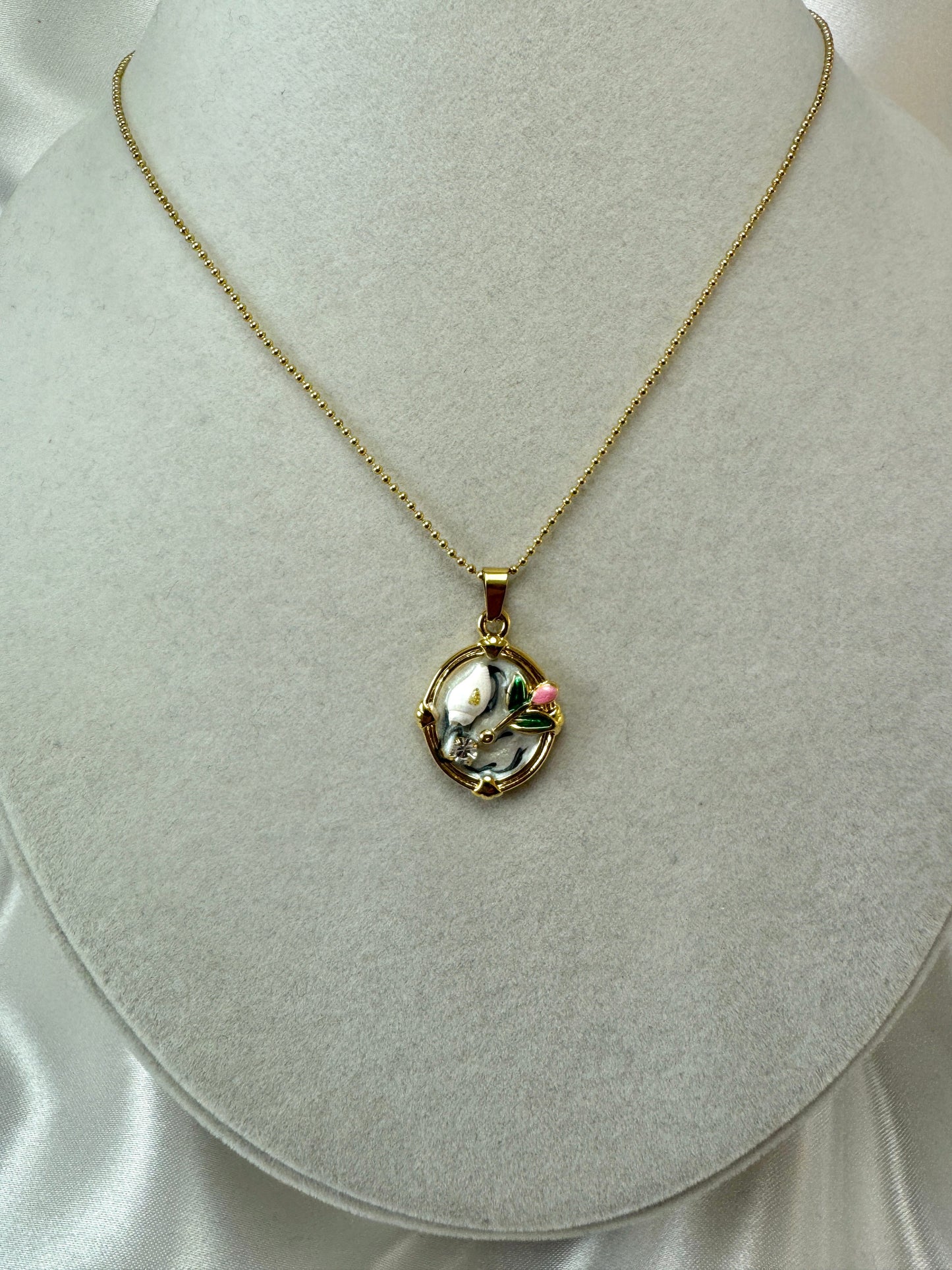Collana con rosa, conchiglia e punto luce