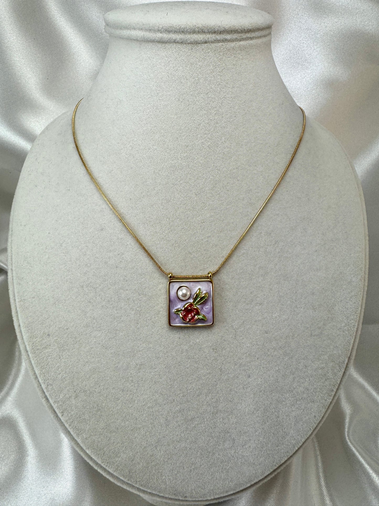Collana con rosa e perlina