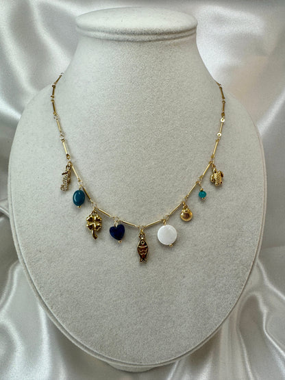 Collana con ciondoli marini e pendenti blu