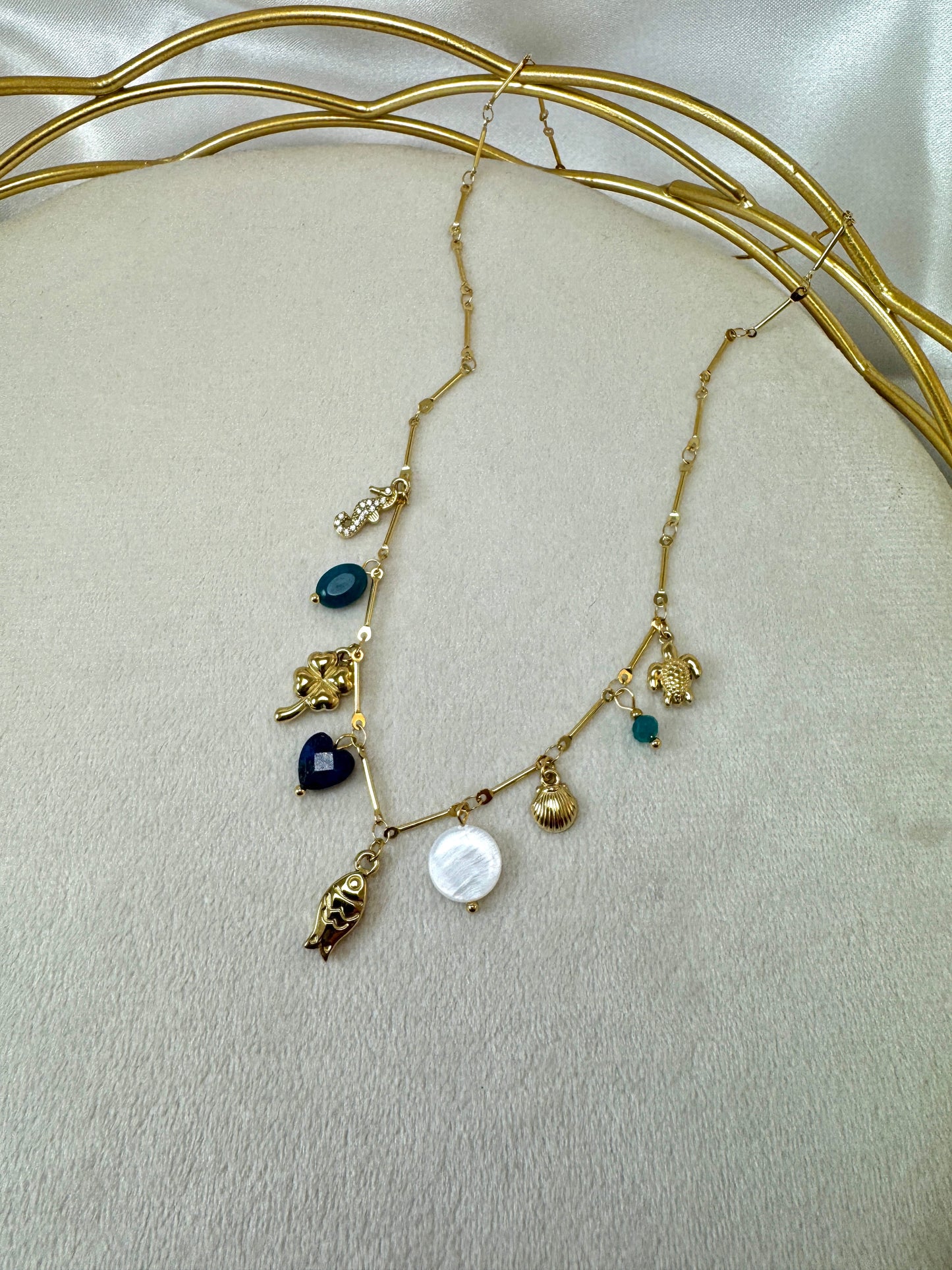 Collana con ciondoli marini e pendenti blu